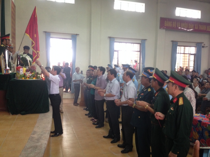 C&aacute;c cơ quan, ban ng&agrave;nh, đo&agrave;n thể c&ugrave;ng người d&acirc;n thắp n&eacute;n nhang thơm ph&uacute;ng viếng hương hồn Liệt sĩ Thượng u&yacute; Đặng Đ&igrave;nh Duy.