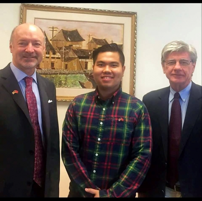 Sinh vi&ecirc;n Broward College Việt Nam (giữa) khi chuyển tiếp sang Mỹ.