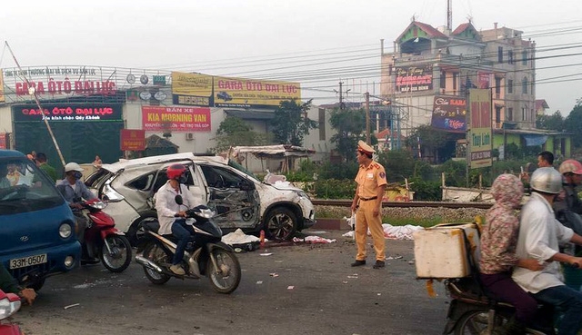 Chiếc &ocirc; t&ocirc; m&agrave;u trắng bị t&ocirc;ng n&aacute;t b&eacute;t.