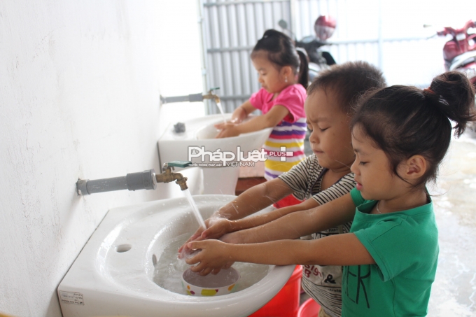 Hằng ng&agrave;y, hơn 550 em học sinh vẫn phải sử dụng nguồn nước giếng khoan nghi kh&ocirc;ng an to&agrave;n.