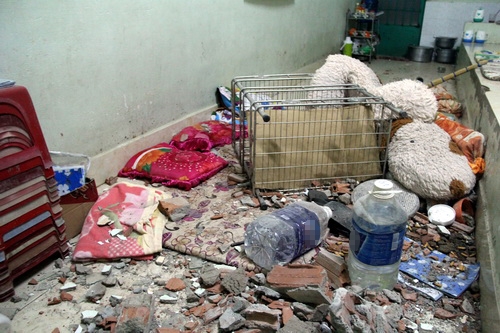 Cảnh b&ecirc;n trong ph&ograve;ng c&aacute;c học vi&ecirc;n ngổn ngang.