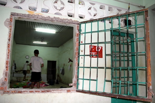 Cửa ch&iacute;nh một ph&ograve;ng kh&ocirc;ng mở được, nhờ sự gi&uacute;p sức của những người ngo&agrave;i, c&aacute;c học vi&ecirc;n ph&ograve;ng n&agrave;y đ&atilde;&nbsp;ph&aacute; cửa sổ để nhảy ra.&nbsp;