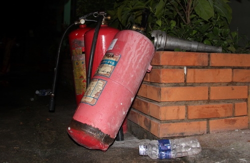 Theo c&aacute;c bảo vệ của trung t&acirc;m, học vi&ecirc;n đ&atilde; d&ugrave;ng&nbsp;b&igrave;nh chữa ch&aacute;y để đập vỡ k&iacute;nh cửa, đập&nbsp;ph&aacute; tường cho đ&aacute;m đ&ocirc;ng&nbsp;tho&aacute;t ra. Trong đ&oacute;, nh&oacute;m thanh ni&ecirc;n c&ograve;n chạy qua khu nữ để c&ugrave;ng