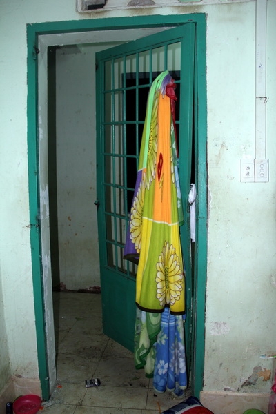 Chăn đắp được c&aacute;c học vi&ecirc;n d&ugrave;ng để bẻ cửa.