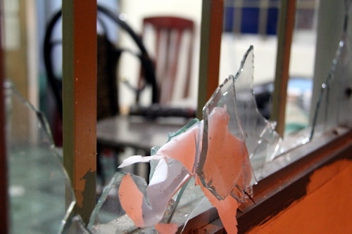 Sau khi k&eacute;o ra cổng bảo vệ g&acirc;y sức &eacute;p mở cửa ch&iacute;nh, nhiều th&agrave;nh phần qu&aacute; kh&iacute;ch đ&atilde; d&ugrave;ng gạch, gậy đập vỡ k&iacute;nh ph&ograve;ng bảo vệ. Do lực lượng qu&aacute; mỏng, chỉ hơn 10 người, c&aacute;c bảo vệ kh&ocirc;ng thể chống trả.