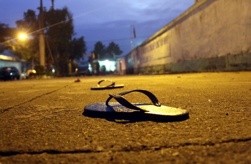 Trong l&uacute;c bỏ chạy, nhiều học vi&ecirc;n đ&atilde; bỏ lu&ocirc;n d&eacute;p đi bằng ch&acirc;n đất. Đến s&aacute;ng nay, c&oacute; gần 150 học vi&ecirc;n đ&atilde; được&nbsp;đưa trở lại trại.&nbsp;