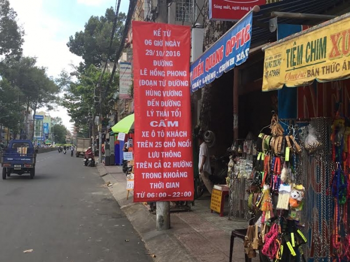 Biển cấm xe kh&aacute;ch Th&agrave;nh Bưởi lưu th&ocirc;ng 2 chiều tr&ecirc;n đường Vĩnh Viễn.