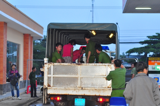 C&aacute;c học vi&ecirc;n bị bắt lại v&agrave; dẫn về trại.