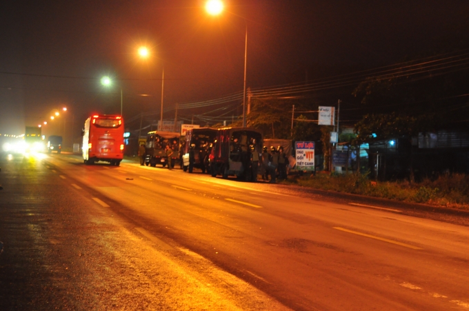 C&ocirc;ng an chốt chặn tr&ecirc;n c&aacute;c ng&atilde; đường v&agrave;o khuya ng&agrave;y 23/10.