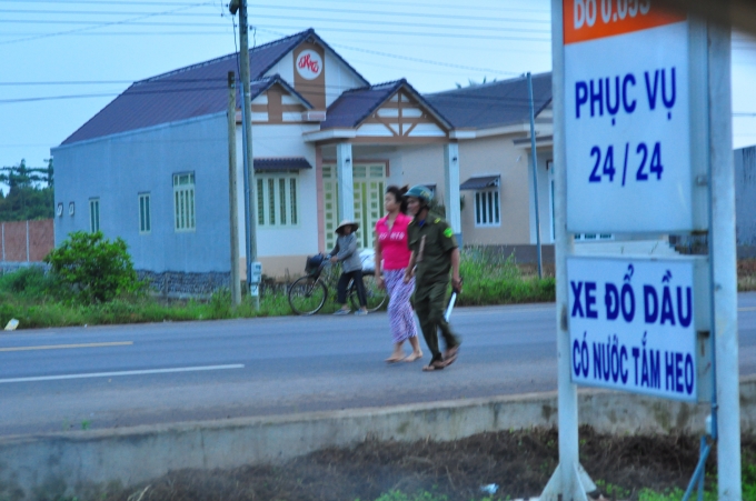 Một học vi&ecirc;n được dẫn về trại.