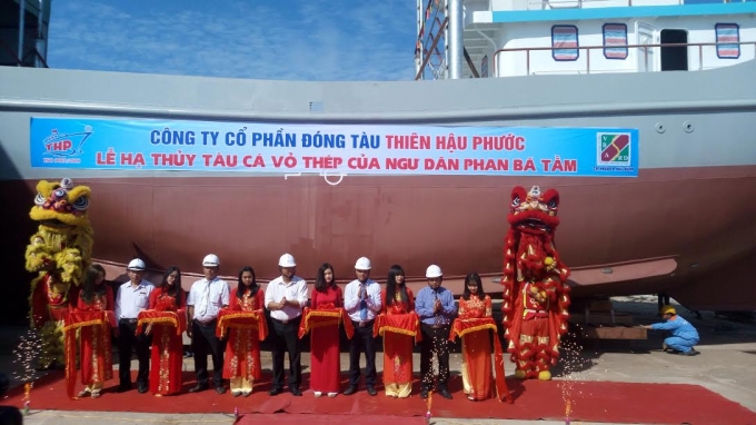 L&atilde;nh đạo c&ocirc;ng ty l&agrave;m lễ cắt bằng hạ thủy t&agrave;u c&aacute; vỏ th&eacute;p.