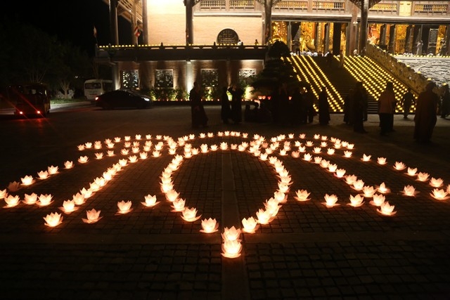 Ninh B&igrave;nh: Đ&ecirc;m hội hoa đăng cầu Quốc th&aacute;i D&acirc;n an tại ch&ugrave;a B&aacute;i Đ&iacute;nh