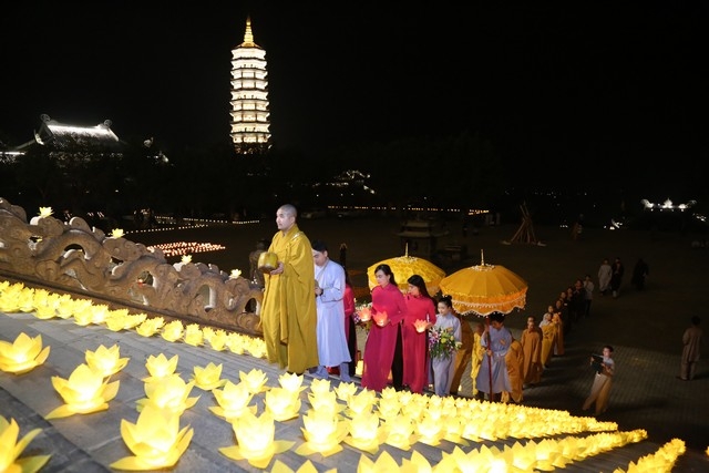 Ninh B&igrave;nh: Đ&ecirc;m hội hoa đăng cầu Quốc th&aacute;i D&acirc;n an tại ch&ugrave;a B&aacute;i Đ&iacute;nh