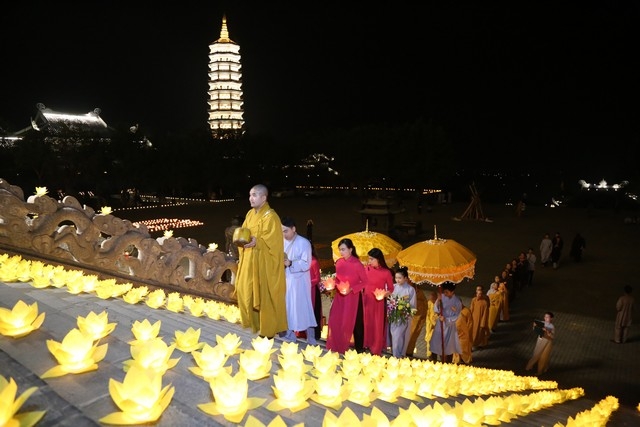 Ninh B&igrave;nh: Đ&ecirc;m hội hoa đăng cầu Quốc th&aacute;i D&acirc;n an tại ch&ugrave;a B&aacute;i Đ&iacute;nh