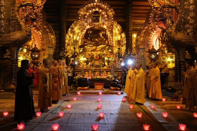 Ninh B&igrave;nh: Đ&ecirc;m hội hoa đăng cầu Quốc th&aacute;i D&acirc;n an tại ch&ugrave;a B&aacute;i Đ&iacute;nh