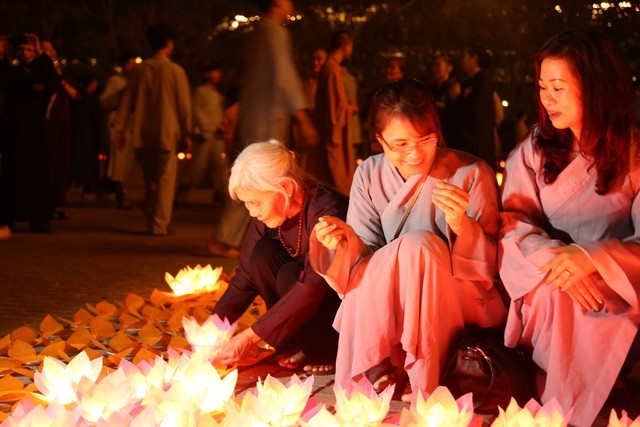 Ninh B&igrave;nh: Đ&ecirc;m hội hoa đăng cầu Quốc th&aacute;i D&acirc;n an tại ch&ugrave;a B&aacute;i Đ&iacute;nh