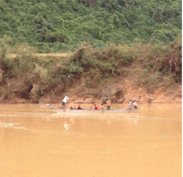 Hiện ch&iacute;nh quyền địa phương đang phối hợp với người d&acirc;n triển khai c&ocirc;ng t&aacute;c t&igrave;m kiếm nạn nh&acirc;n.