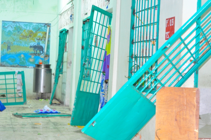 Trung t&acirc;m cai nghiện tỉnh Đồng Nai bị c&aacute;c học vi&ecirc;n đập ph&aacute; tan hoang.