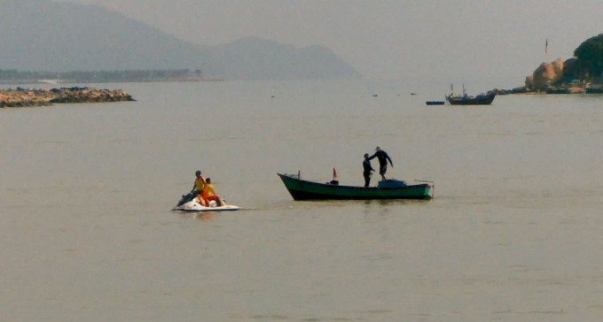 Lực lượng chức năng đang t&iacute;ch cực t&igrave;m kiếm 2 cha con.