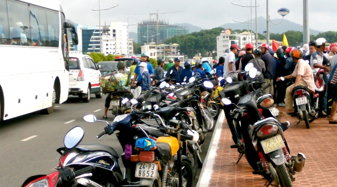 Rất đ&ocirc;ng người d&acirc;n hiếu k&igrave; tập trung.