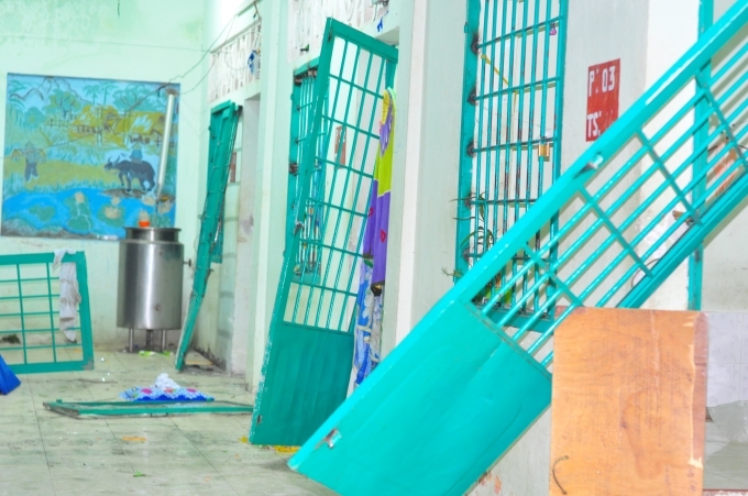 Cửa ph&ograve;ng ở trong trại bị c&aacute;c học vi&ecirc;n đập ph&aacute;.