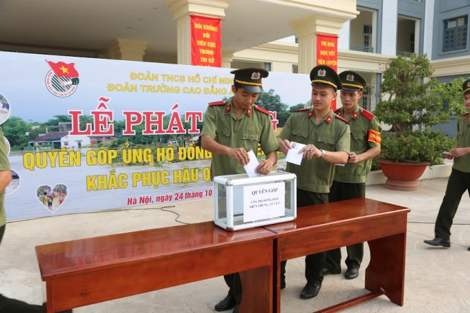 Trường Cao đẳng An ninh nh&acirc;n d&acirc;n I tổ chứ ph&aacute;t động quy&ecirc;n g&oacute;p ủng hộ đồng b&agrave;o Miền Trung khắc phục hậu quả mưa lũ.