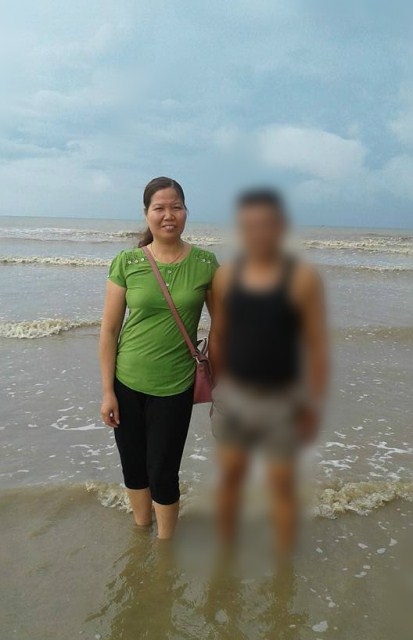 Chị Phan Thị Thanh V&acirc;n (&aacute;o xanh) bị tố c&aacute;o chiếm đoạt t&agrave;i sản của người đ&atilde; chung sống suốt 4 năm.