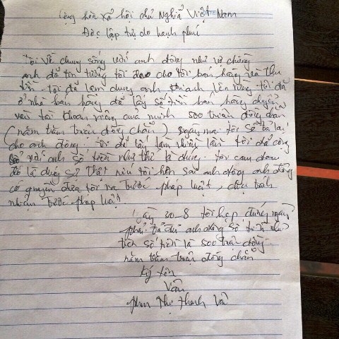 Giấy x&aacute;c nhận chiếm đoạt tiền v&agrave; cam kết trả lại tiền do ch&iacute;nh tay chị V&acirc;n viết.