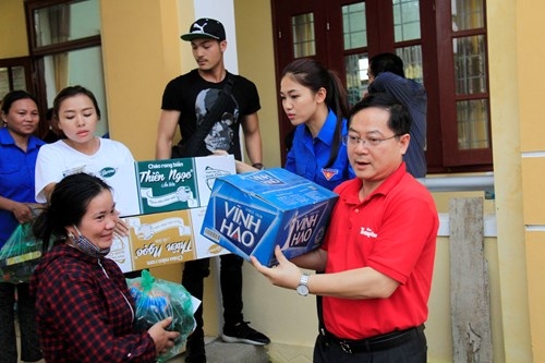 Tổng Bi&ecirc;n tập b&aacute;o Tiền Phong &ocirc;ng L&ecirc; Xu&acirc;n Sơn (&aacute;o đỏ)...