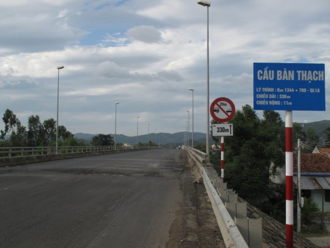 Cầu B&agrave;n Thạch nơi xảy ra vụ việc c&ocirc; g&aacute;i nhảy cầu tự tử.