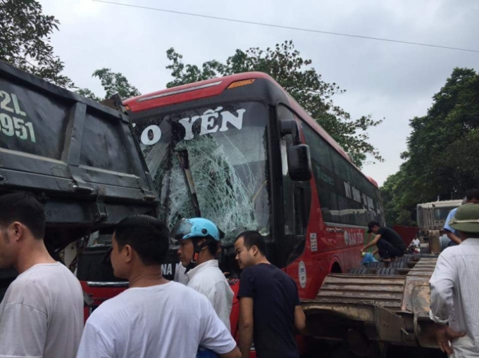 Vụ tai nạn li&ecirc;n ho&agrave;n tr&ecirc;n QL2 khiến h&agrave;ng chục h&agrave;nh kh&aacute;ch tr&ecirc;n xe kh&aacute;ch hoảng sợ.