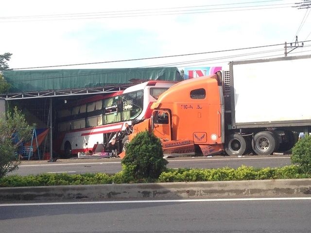 Lực lượng CSGT c&oacute; mặt ph&acirc;n luồng giao th&ocirc;ng