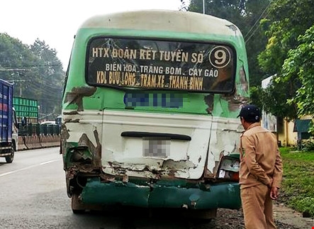 Sau tai nạn xe bu&yacute;t v&agrave; container hư hỏng nặng. Ảnh: CTV