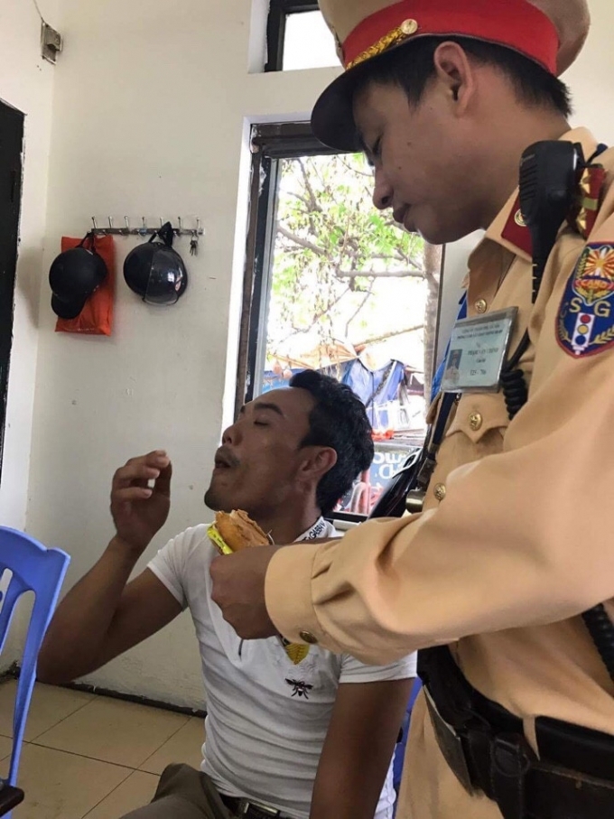 Nhận thấy thanh ni&ecirc;n c&oacute; biểu hiện kh&ocirc;ng b&igrave;nh thường, c&aacute;c chiến sỹ tổ c&ocirc;ng t&aacute;c tận t&igrave;nh gi&uacute;p đỡ.