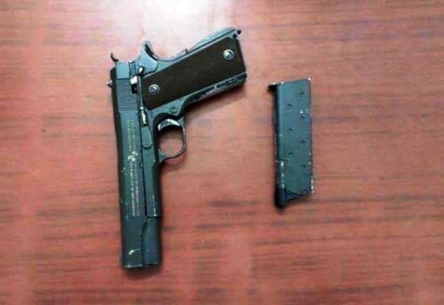 Khẩu s&uacute;ng ngắn c&oacute; 3 vi&ecirc;n đạn được thu giữ tại nh&agrave; t&ecirc;n Nguyễn Ngọc Văn.
