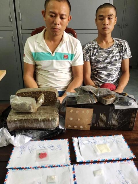 Cả hai t&ecirc;n bu&ocirc;n b&aacute;n ma t&uacute;y tại cơ quan điều tra c&ocirc;ng an thị x&atilde; Kỳ Anh.