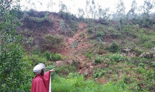 Một khu vực c&oacute; nguy cơ sạt lở đất ở ch&acirc;n đ&egrave;o Ph&uacute; Gia.