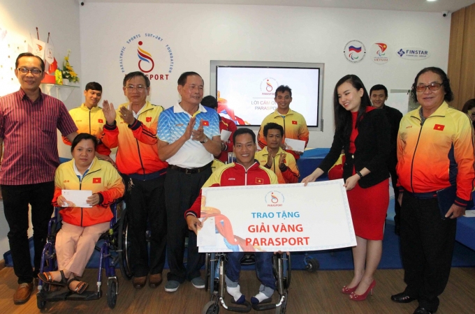 &nbsp;Đại diện Quỹ t&agrave;i trợ thể thao người khuyết tật Parasport trao tặng thưởng cho Nh&agrave; v&ocirc; địch L&ecirc; Văn C&ocirc;ng, HCV Paralympic Rio 2016