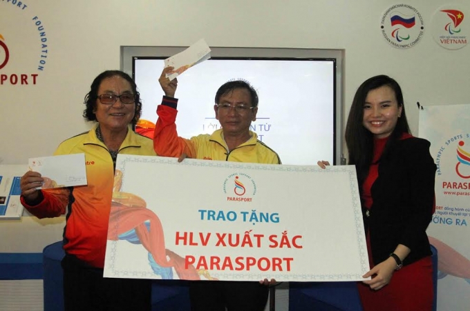 Đại diện nh&agrave; t&agrave;i trợ Parasport trao tặng phần thưởng cho c&aacute;c HLV xuất sắc.