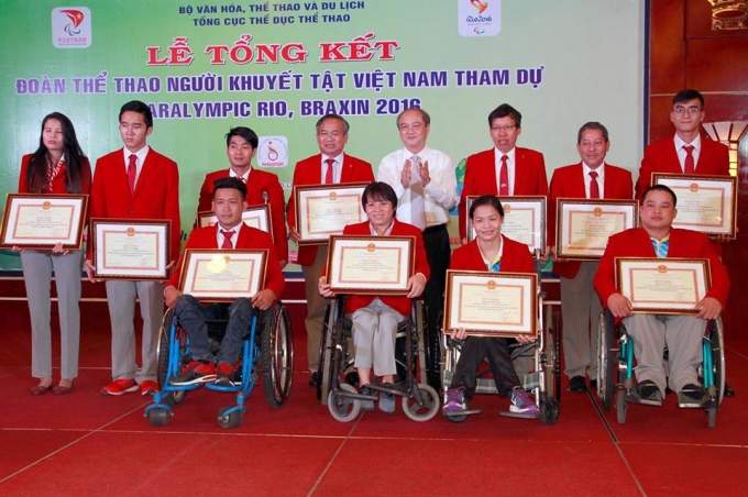 &Ocirc;ng Vương B&iacute;ch Thắng, Tổng cục trưởng Tổng cục TDTT trao tặng Bằng khen cho c&aacute;n bộ, VĐV của đo&agrave;n TTNKT Việt Nam