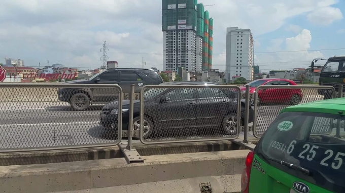 Chiếc &ocirc; t&ocirc; m&agrave;u đen 4 chỗ bất ngờ giảm tốc độ đ&atilde; g&acirc;y ra vụ tai nạn li&ecirc;n ho&agrave;n.