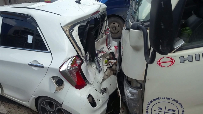 Xe &ocirc; t&ocirc; con m&agrave;u trắng 4 chỗ sau v&agrave; trước bị biến dạng ho&agrave;n to&agrave;n.