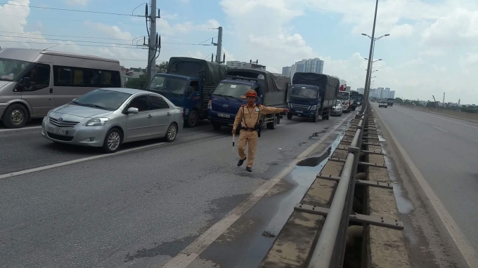 Lực lượng chức năng c&oacute; mặt kịp thời bảo vệ hiện trường cũng như ph&acirc;n l&agrave;n giao th&ocirc;ng...