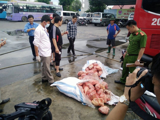 200kg thịt g&agrave; bốc m&ugrave;i h&ocirc;i thối được tuồn từ Th&aacute;i Nguy&ecirc;n v&agrave;o H&agrave; Tĩnh ti&ecirc;u thụ.