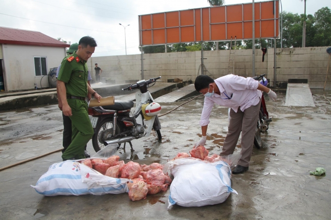 Cơ quan chức năng đ&atilde; tiến h&agrave;nh lập bi&ecirc;n bản ti&ecirc;u hủy to&agrave;n bộ số lượng thịt g&agrave; kh&ocirc;ng r&otilde; nguồn gốc, kh&ocirc;ng c&oacute; giấy tờ kiểm dịch n&oacute;i tr&ecirc;n.