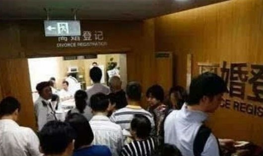 Người Trung Quốc xếp h&agrave;ng nộp đơn xin ly h&ocirc;n. (Ảnh: Weibo)