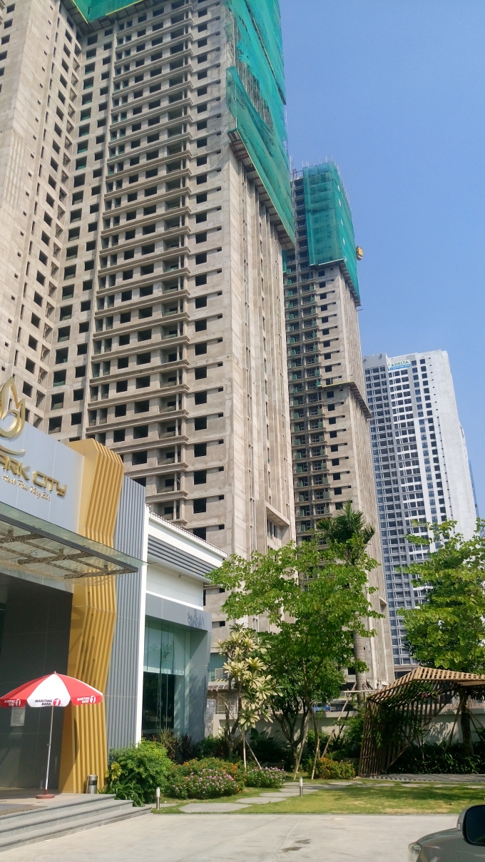 Hiện tại 09 t&ograve;a nh&agrave; cao 40 tầng của si&ecirc;u dự &aacute;n GoldMark City đ&atilde; cất n&oacute;c. Nh&agrave; thầu Cottecons đang nghiệm thu v&agrave; l&agrave;m thủ tục b&agrave;n giao Khu Sapphire cho nh&agrave; thầu Delta l&agrave;m ho&agrave;n thiện b&ecirc;n trong, đảm bảo đ&uacute;ng tiến độ b&agrave;n giao v&agrave;o Qu&yacute; IV/2017 đ&atilde; cam kết với kh&aacute;ch h&agrave;ng.