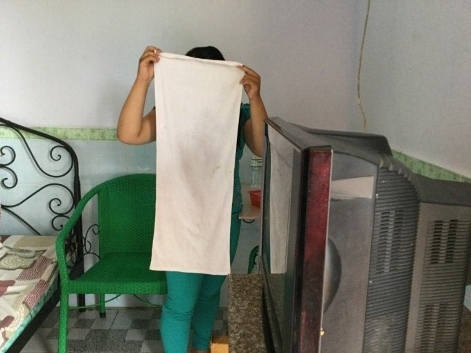 B&eacute; L. được c&aacute;c hiệp sĩ giải cứu.