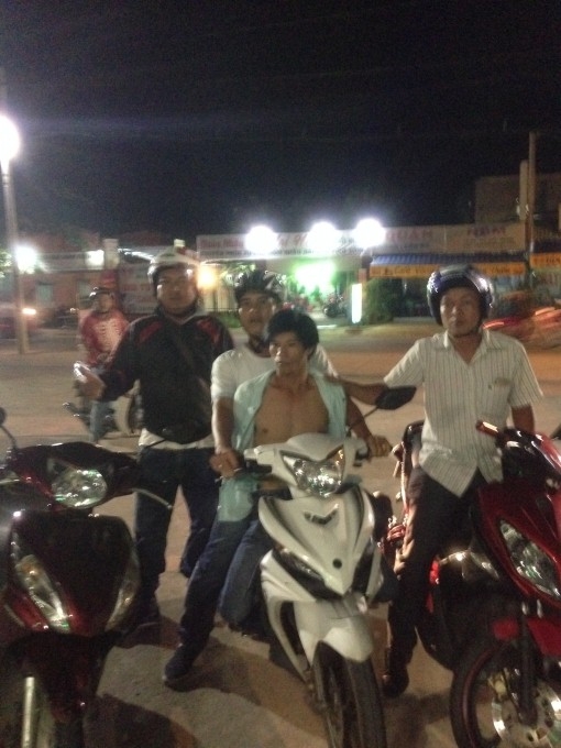 Đối tượng bị c&aacute;c hiệp sĩ khống chế.