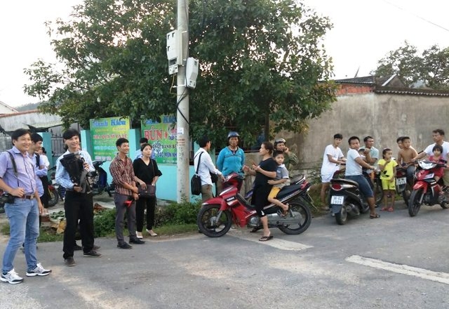 Rất đ&ocirc;ng người d&acirc;n c&ugrave;ng hơn 30 ph&oacute;ng vi&ecirc;n b&aacute;o ch&iacute; đ&atilde; c&oacute; mặt tại th&ocirc;n Quảng &Iacute;ch (Kỳ Anh, H&agrave; Tĩnh) đ&oacute;n chờ 2 thuyền vi&ecirc;n trong ng&agrave;y trở về.